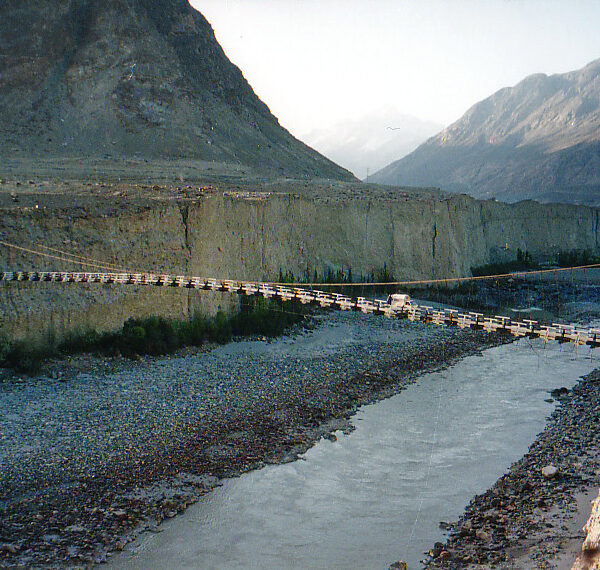 Road_bridge_over_a_river_in_Gilgit